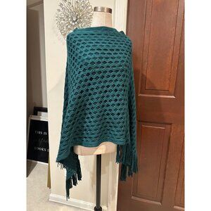Appraisal green knit OS cape with fringe